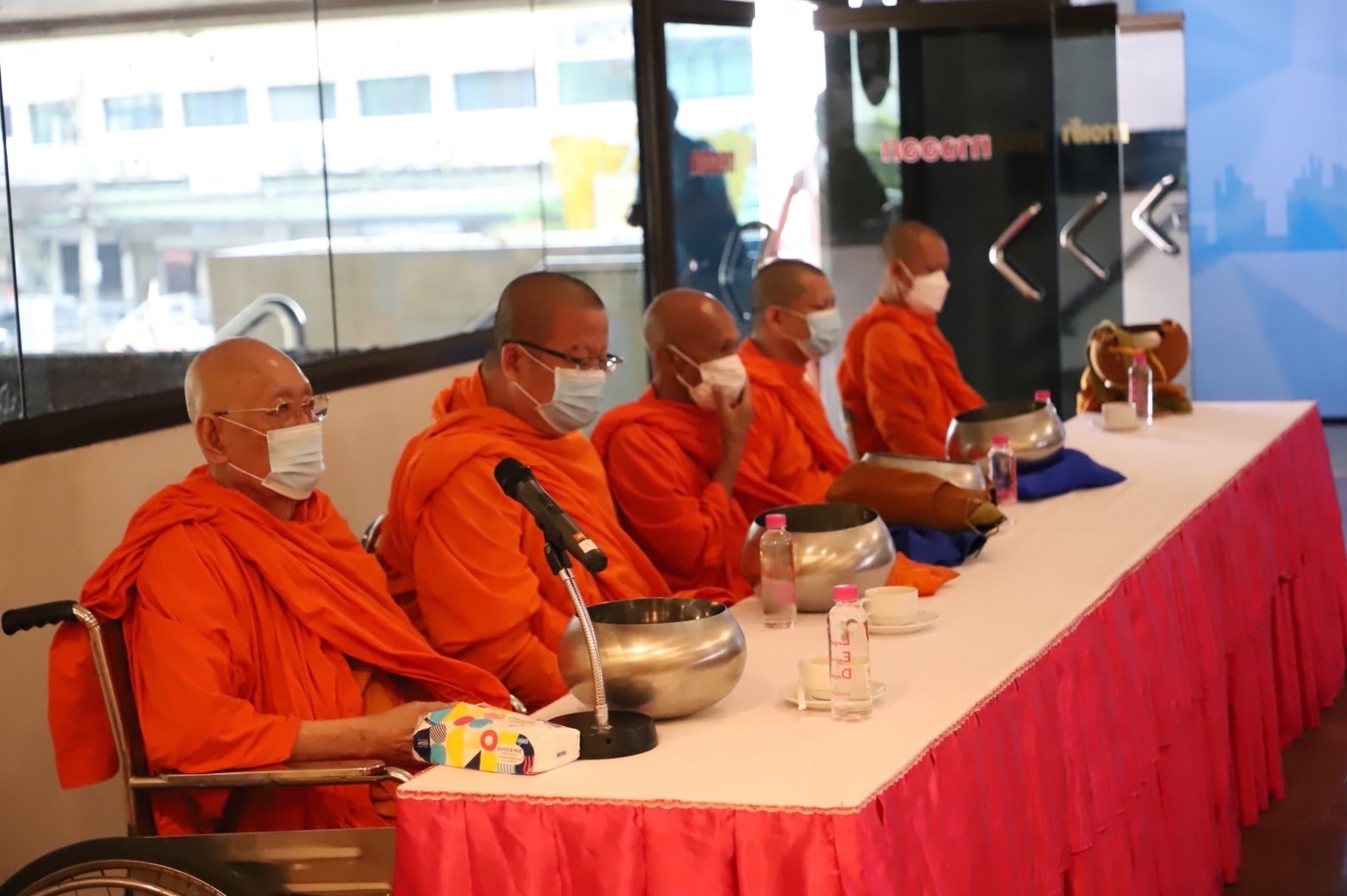 กรมบังคับคดี จัดกิจกรรมทำบุญตักบาตรประจำเดือนมิถุนายน 2566